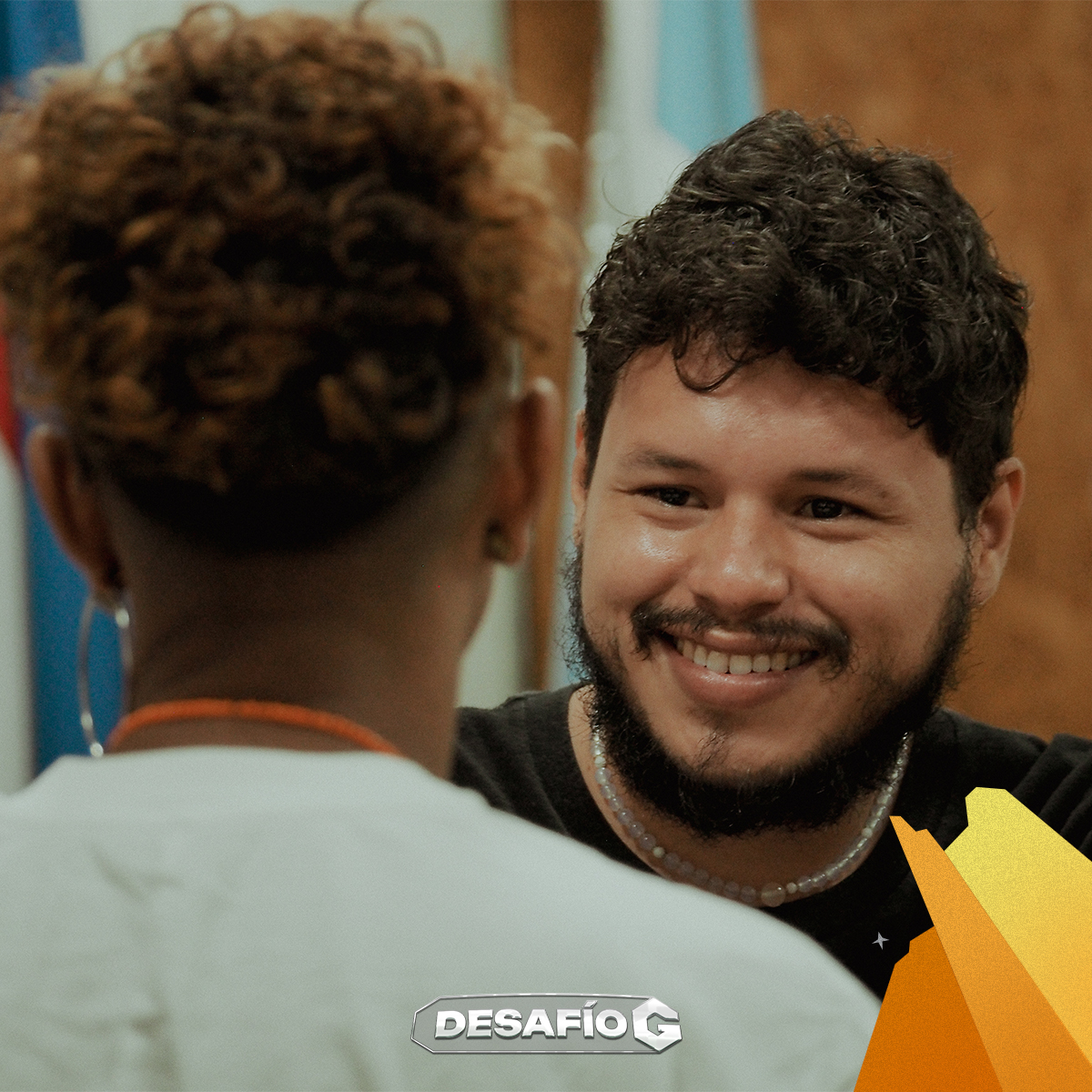 Fotografía a color del rostro de un hombre sonriendo participante del bootcamp Desafío G 2024